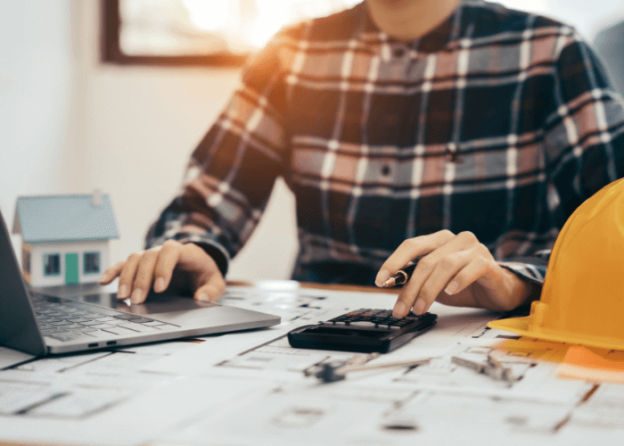 Architekt am Laptop: Baukosten planen nach DIN 276